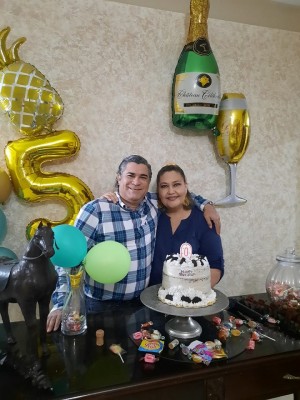 El ingeniero Bayardo vijil con su esposa, la siempre guapa, Nolvia de Vijil, celebrando el 53 aniversario