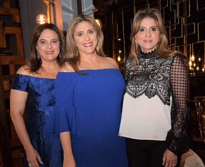 Guapísimas Carol Zummar, Lorena Kattán y Vivian Kattán en una foto del recuerdo