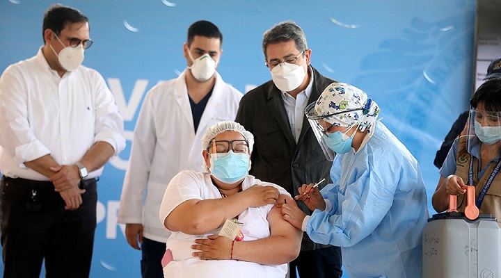 Yelena Soraya Ortega, auxiliar de Enfermería primera ciudadana hondureñaen ser vacunados contra la covid-19