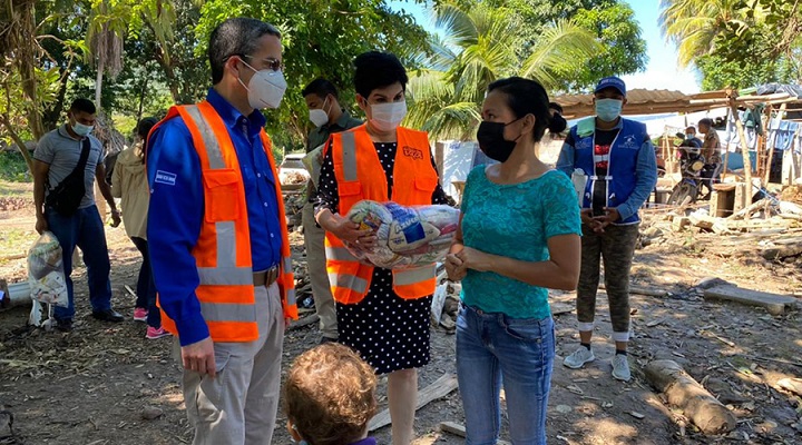 Gobierno hace masiva entrega de ayuda humanitaria a familias de Pimienta afectadas por tormentas Eta e Iota