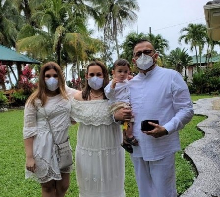 La boda civil de Nikol y Carlos Roberto…romanticismo y elegancia a la orilla de la playa