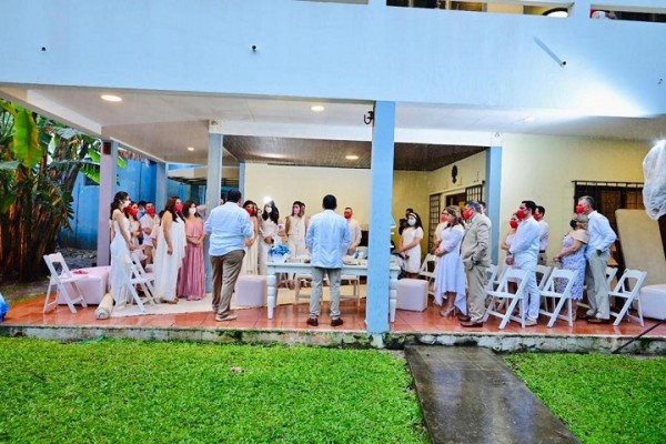 La boda civil de Nikol y Carlos Roberto…romanticismo y elegancia a la orilla de la playa