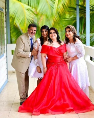 La boda civil de Nikol y Carlos Roberto… romanticismo y elegancia a la orilla de la playa