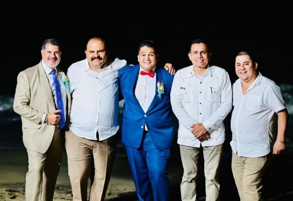 La boda civil de Nikol y Carlos Roberto… romanticismo y elegancia a la orilla de la playa