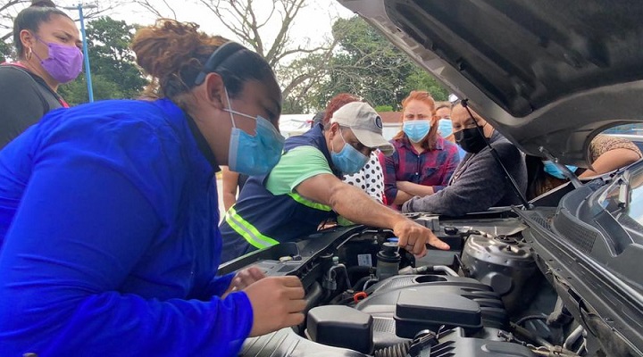 Ciudad Mujer certifica a 19 mujeres para trabajar de motoristas en los Taxi Rosa en San Pedro Sula