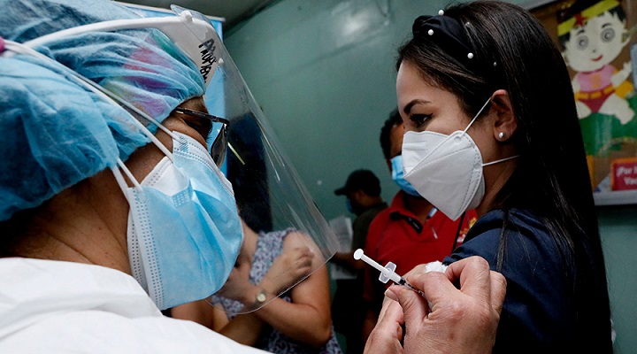 Hernández ordena que se priorice con la aplicación de la vacuna al personal de primera línea que lucha contra la covid-19