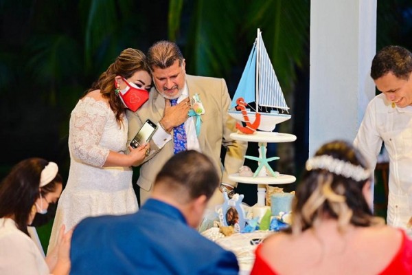 La boda civil de Nikol y Carlos Roberto…romanticismo y elegancia a la orilla de la playa