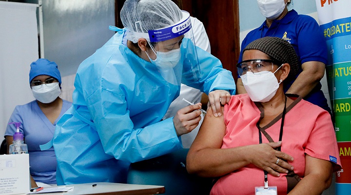 Honduras logra vacunar el 90 % del personal de salud contra la covid-19