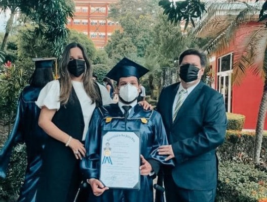 El joven Roberto Ortiz Posse culminó exitosamente sus estudios superiores en la Universidad de San Pedro Sula… Para celebrar el merecido triunfo académico de roberto, sus padres con el resto de la familia brindaron por el éxito alcanzado y muchos que vendrán. ¡Congratulaciones Roberto!! 