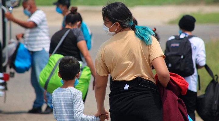 Proveniente de México llegan al país 136 personas, entre ellas 50 niños no acompañados