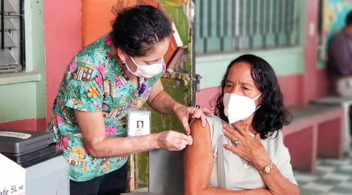 Brigadas de Salud vacunan adultos mayores en barrios y colonias de San Pedro Sula