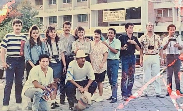 En reencuentro por los 30 años de egresados de la Escuela de Periodismo de la UNAH-VS, hacen reconocimiento a Patricia Murillo