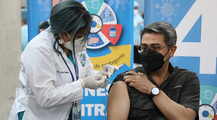 Presidente Hernández se vacuna contra la covid-19 en el IHSS