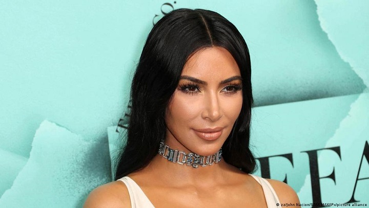 Trabajadores latinos demandan a Kim Kardashian por violar las leyes laborales