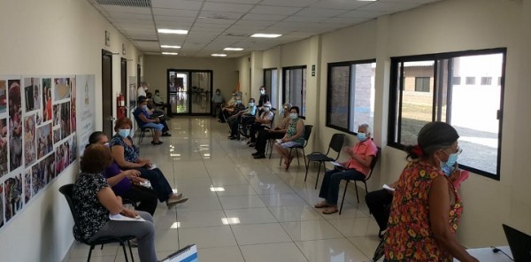 Adultos mayores de San Pedro Sula acuden masivamente a vacunarse sin temor contra la Covid-19