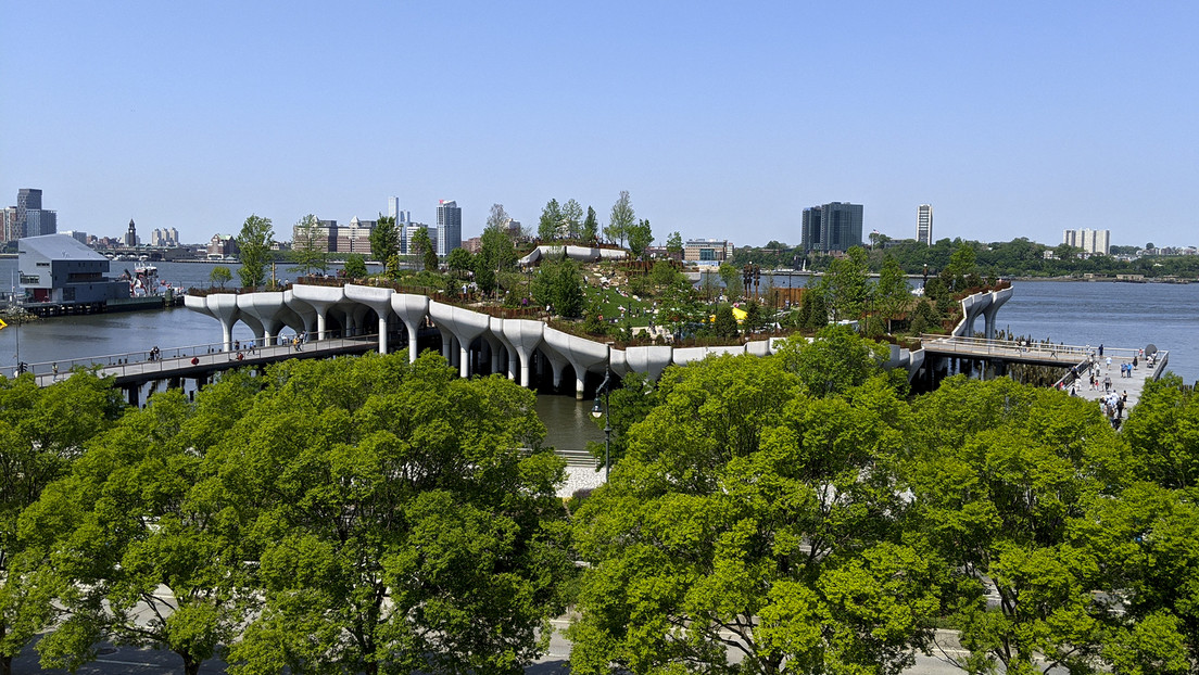 Inauguran parque 'flotante' con 350 tipos de flores, árboles y arbustos en Nueva York