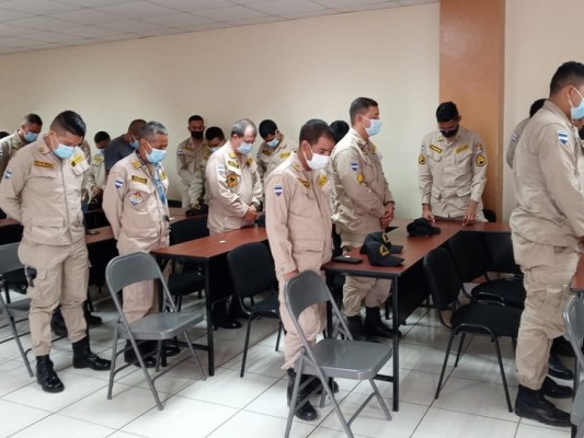 Alumnos de la Escuela de Gastronomía “Hernando Moreno” ofrecen almuerzo a miembros del Cuerpo de Bomberos