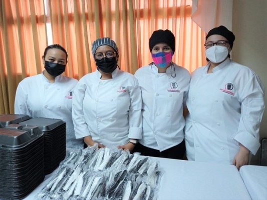 Alumnos de la Escuela de Gastronomía “Hernando Moreno” ofrecen almuerzo a miembros del Cuerpo de Bomberos