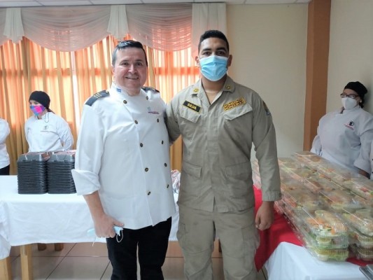 Alumnos de la Escuela de Gastronomía “Hernando Moreno” ofrecen almuerzo a miembros del Cuerpo de Bomberos