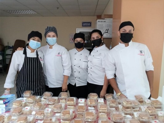 Alumnos de la Escuela de Gastronomía “Hernando Moreno” ofrecen almuerzo a miembros del Cuerpo de Bomberos