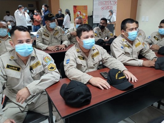 Alumnos de la Escuela de Gastronomía “Hernando Moreno” ofrecen almuerzo a miembros del Cuerpo de Bomberos