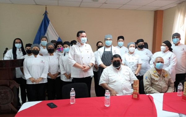 Alumnos de la Escuela de Gastronomía “Hernando Moreno” ofrecen almuerzo a miembros del Cuerpo de Bomberos