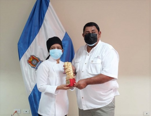 Alumnos de la Escuela de Gastronomía “Hernando Moreno” ofrecen almuerzo a miembros del Cuerpo de Bomberos