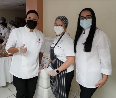 Alumnos de la Escuela de Gastronomía “Hernando Moreno” ofrecen almuerzo a miembros del Cuerpo de Bomberos