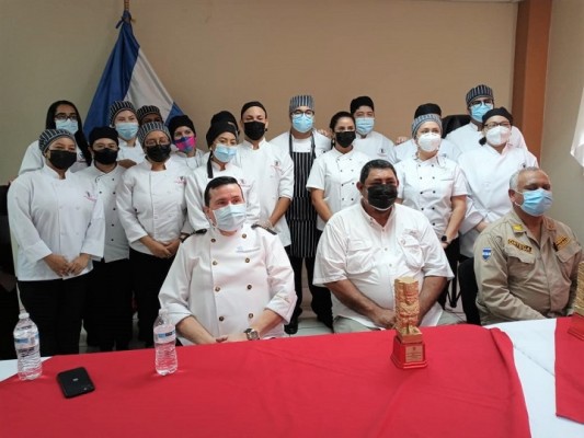 Alumnos de la Escuela de Gastronomía “Hernando Moreno” ofrecen almuerzo a miembros del Cuerpo de Bomberos