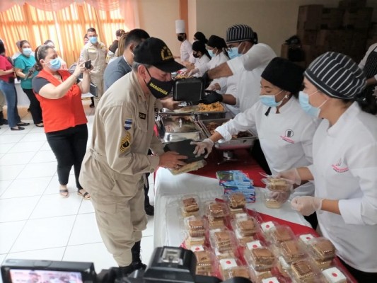 Alumnos de la Escuela de Gastronomía “Hernando Moreno” ofrecen almuerzo a miembros del Cuerpo de Bomberos