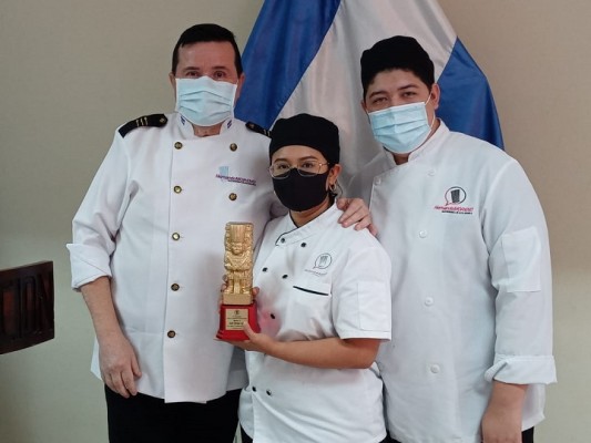 Alumnos de la Escuela de Gastronomía “Hernando Moreno” ofrecen almuerzo a miembros del Cuerpo de Bomberos