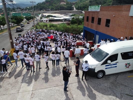 Embajada de Taiwán dona vehículo para apoyar a jóvenes becarios hondureños