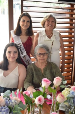 Festejo prenupcial en honor a Elena María Flores Gómez