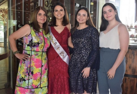 Festejo prenupcial en honor a Elena María Flores Gómez