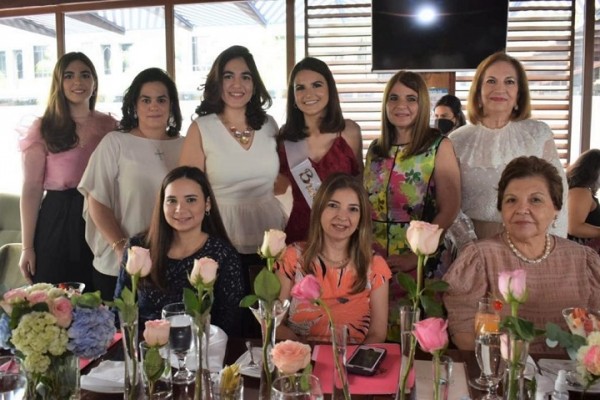 Festejo prenupcial en honor a Elena María Flores Gómez