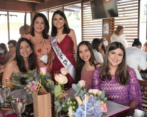 Festejo prenupcial en honor a Elena María Flores Gómez