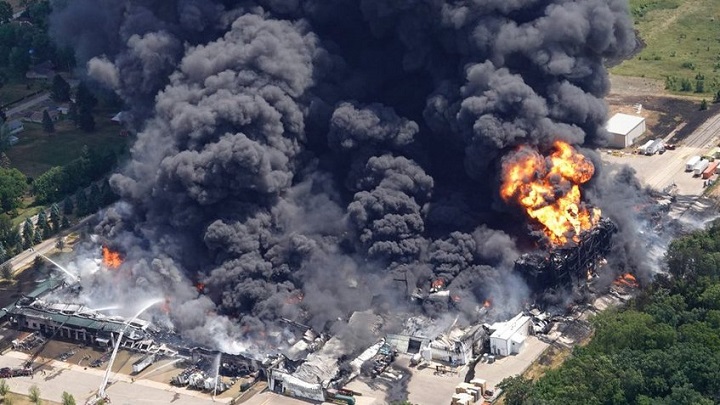 Enorme incendio en planta química cerca de Chicago obliga a evacuar un vecindario