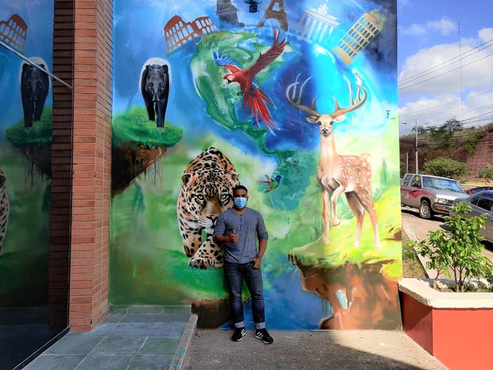 Artista hondureño realiza mural en conmemoración a becarios