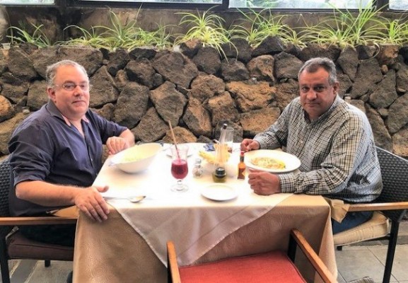Enrique Vitanza almuerzo con su gran amigo y compañero de universidad Ernesto Sol