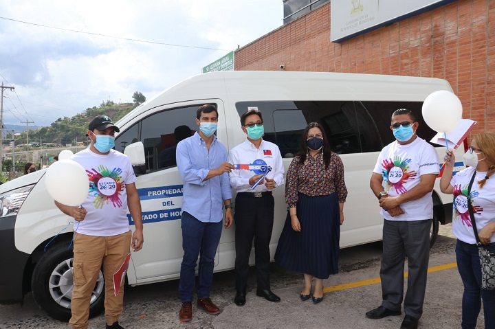 Embajada de Taiwán dona vehículo para apoyar a jóvenes becarios hondureños