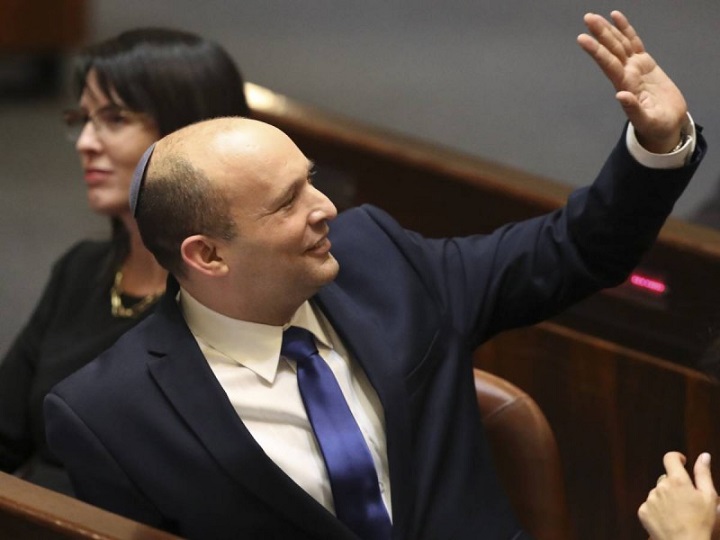 Naftali Bennett toma el mando en Israel, hay júbilo por el fin de la era Netanyahu
