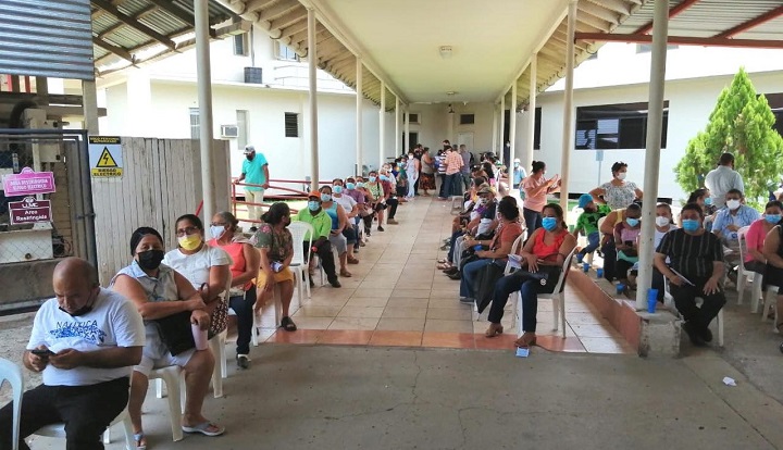 Masiva afluencia de personas en centros de vacunación en el departamento de Cortés