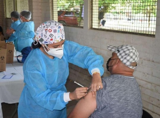 Masiva afluencia de personas en centros de vacunación en el departamento de Cortés