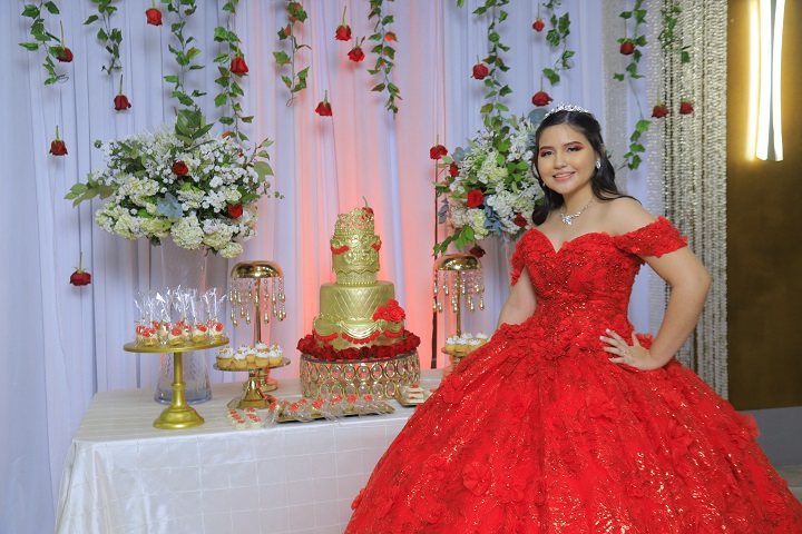 Fabulosa noche en los XV años de Roxana Michelle Velásquez