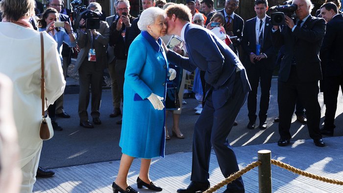 La reina Isabel II se reconcilia con el príncipe Harry