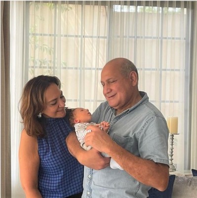 Muy felices como abuelos María Elena y Armando López con el nuevo miembro de la familia. Congratulaciones.