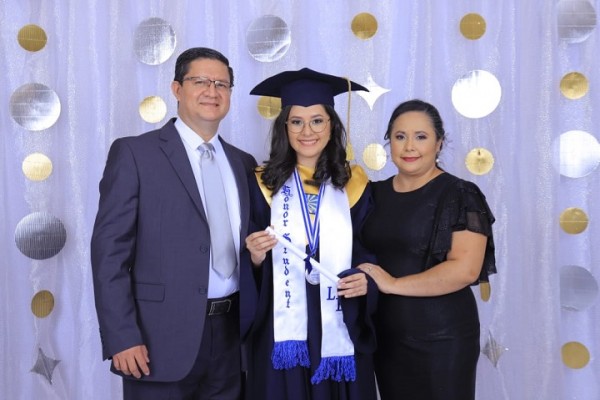 Ceremonia de graduación de los seniors 2021 del Liceo Bilingüe Centroamericano