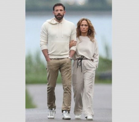 Captan a JLo y Ben Affleck dando una caminata en los Hamptons con un look poco usual