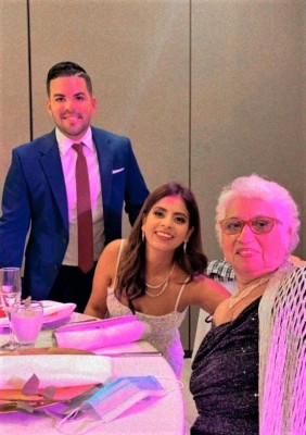 Joel García, Maite Interiano y Yolanda Interiano, tía y abuela de la quinceañera