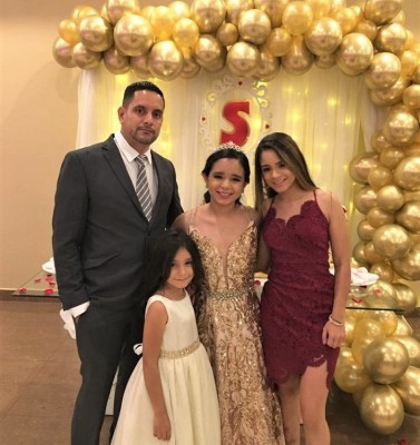 Stephanie con su padre Juan Interiano y sus hermanas Giselle y Victoria Interiano López 